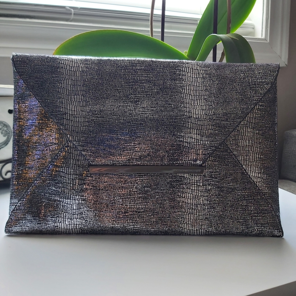 BCBGMAXAZRIA Clutch; Measurement: 10.75 "L × 0.3" W × 7.25" H
